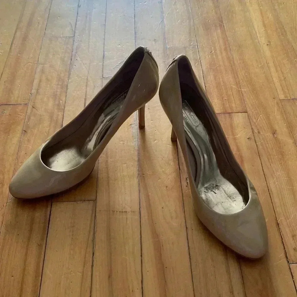 Coach‎ nude patent  leather round toe pumps